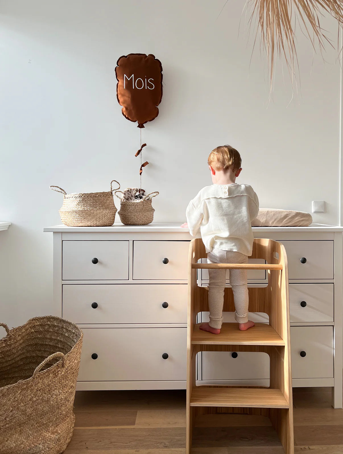 enfant sur la tour d'observation montrant la méthode montessori